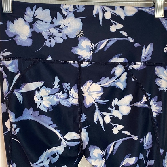 Athleta Water Flower Salutation 7/8 Leggings - Picture 9 of 10